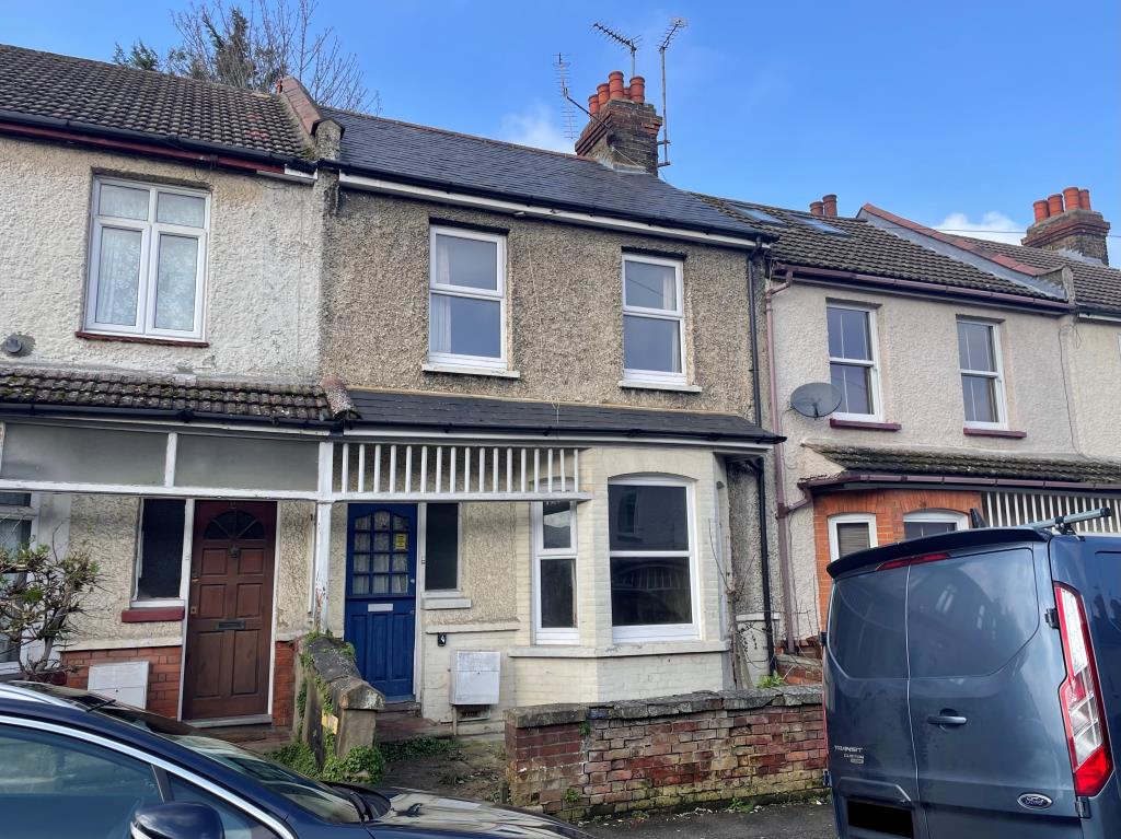 Lot: 26 - MID-TERRACE HOUSE FOR COMPLETE REFURBISHMENT - Mid terrace house